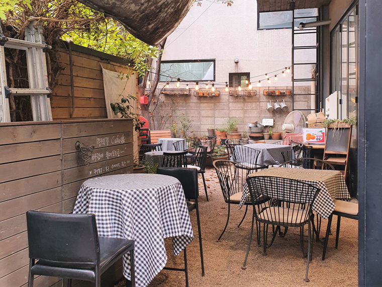 유럽-분위기-노천-카페