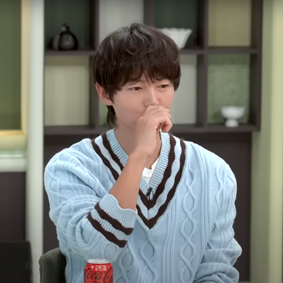 송중기 루이비통 브이넥 케이블 니트 스타일 분석