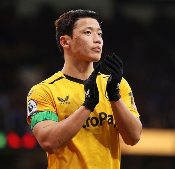 황희찬-노란색유니폼-검정색장갑-박수는모습