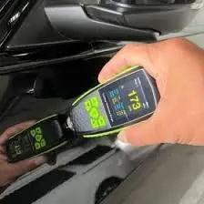 페인트 두께 측정기를 활용하여 페인트의 두께를 측정하는 장면