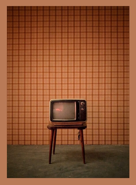 갈색-벽-앞-서있는-TV