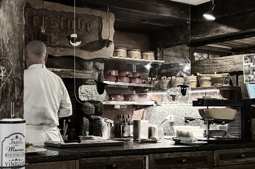 스위스, 체르마트에 있는 레스토랑이다. 주방장이 화덕에 양고기를 조리중이다.