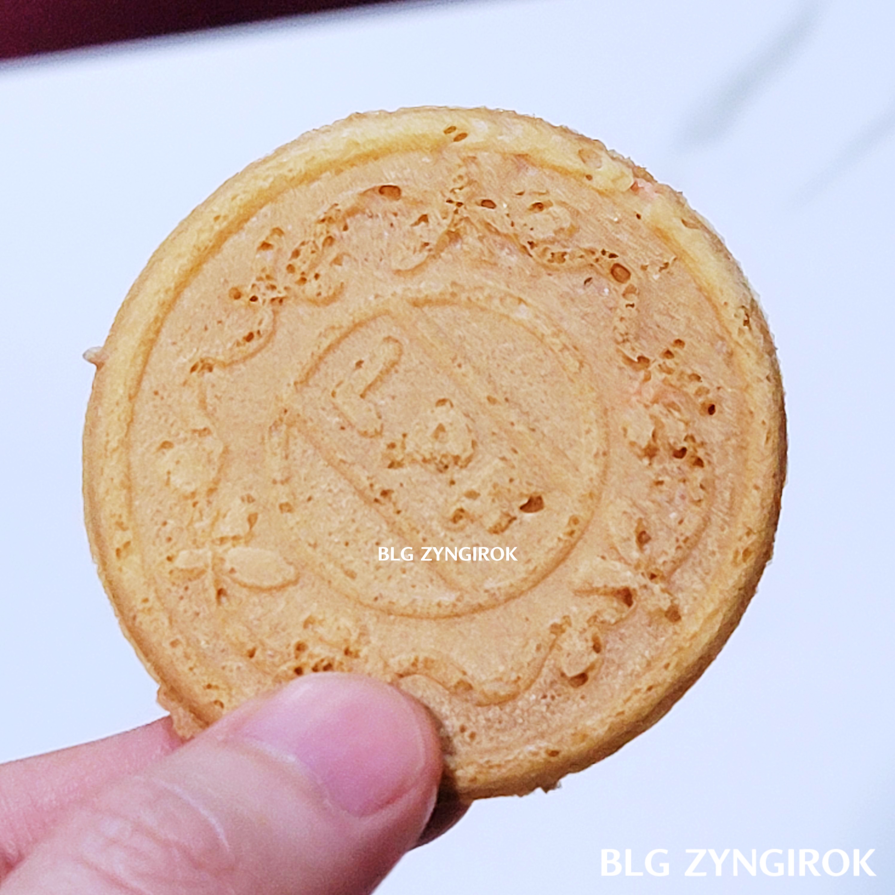 딸기 샌드웨이퍼를 들고 있는 모습이다.