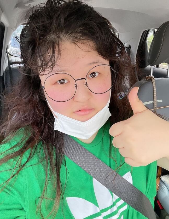 차안에앉아있는-안경쓴여성의모습
