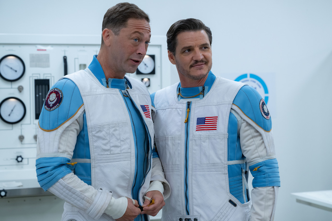 미국 국기가 있는 우주복을 입은 모습