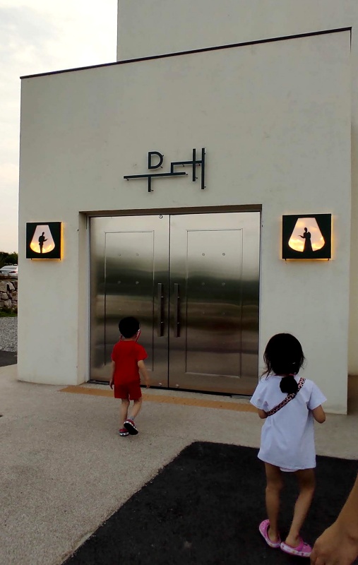 다음 공간이 기대되는 철문