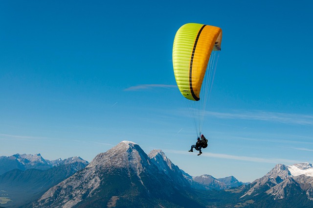 뉴질랜드 남섬에서 패러글라이딩을 즐기는 사람들의 이미지