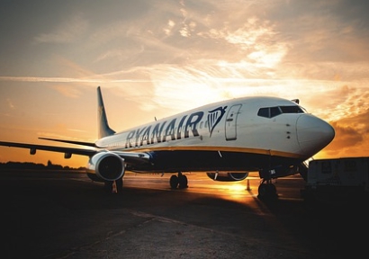 항공권 예매 저렴하게 하는 방법-비행기와 노을 사진