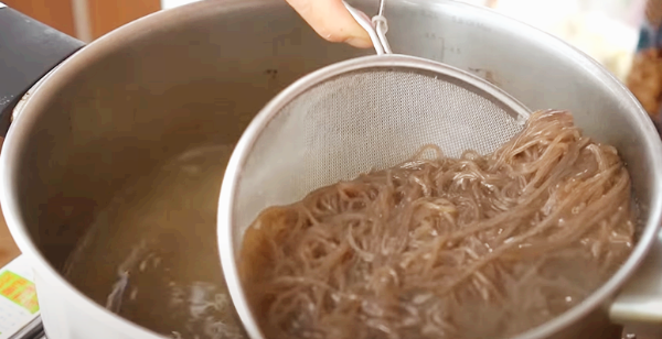 면 끓이기