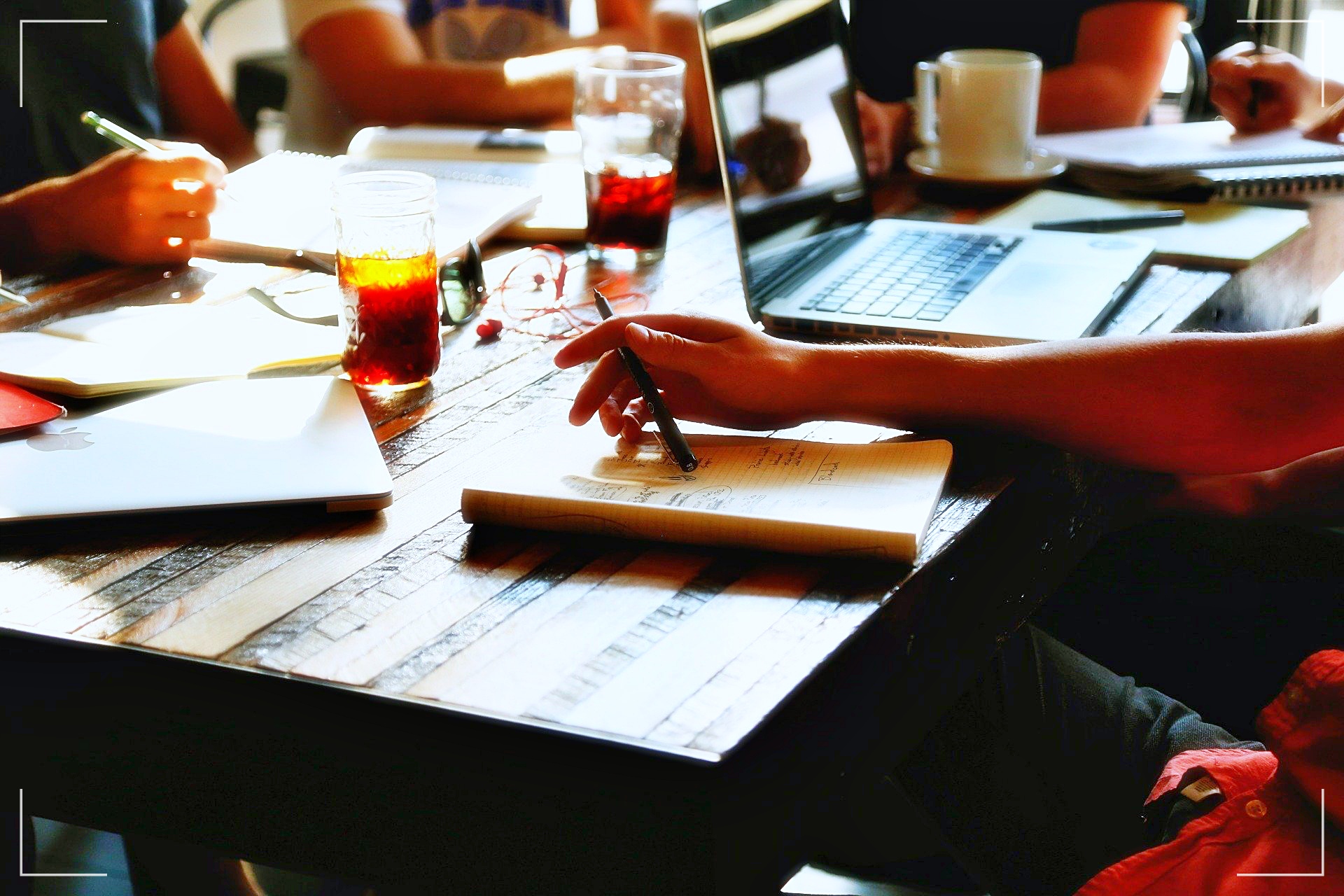 책상위 필기를 하는 노트