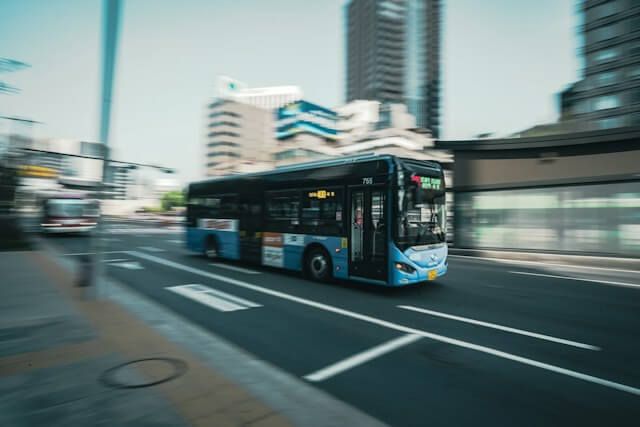 도로 위를 달리는 파란색 버스