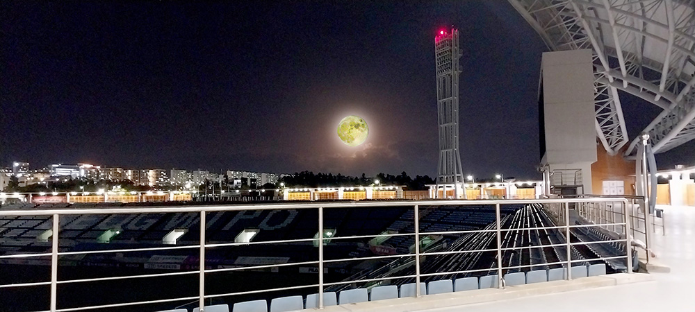 누런색 둥근달
