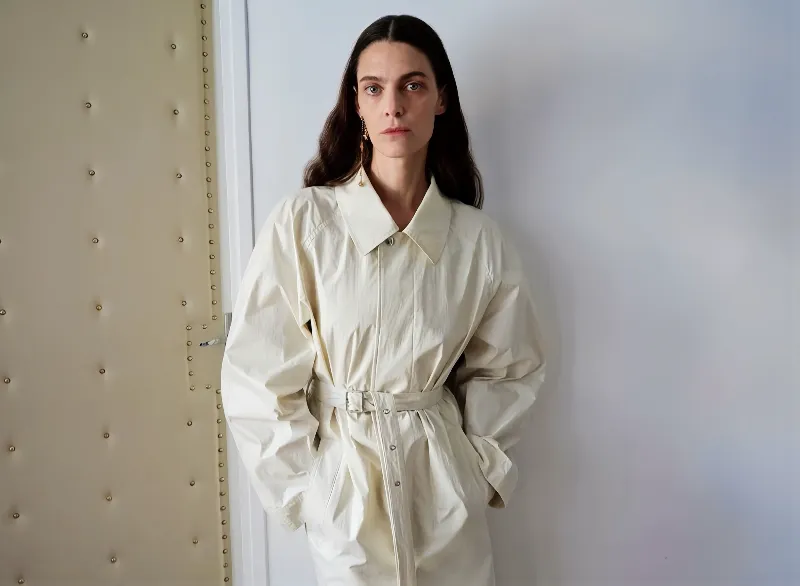 아이보리 컬러의 구조적 실루엣 아우터, 르메르 2025 미니멀룩 룩북