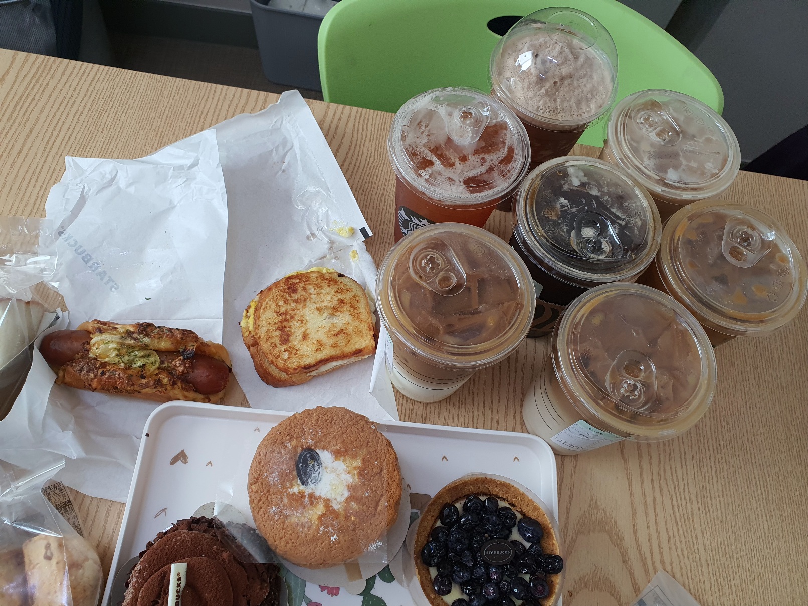 빵이랑 음료중 내껀 뭘까?