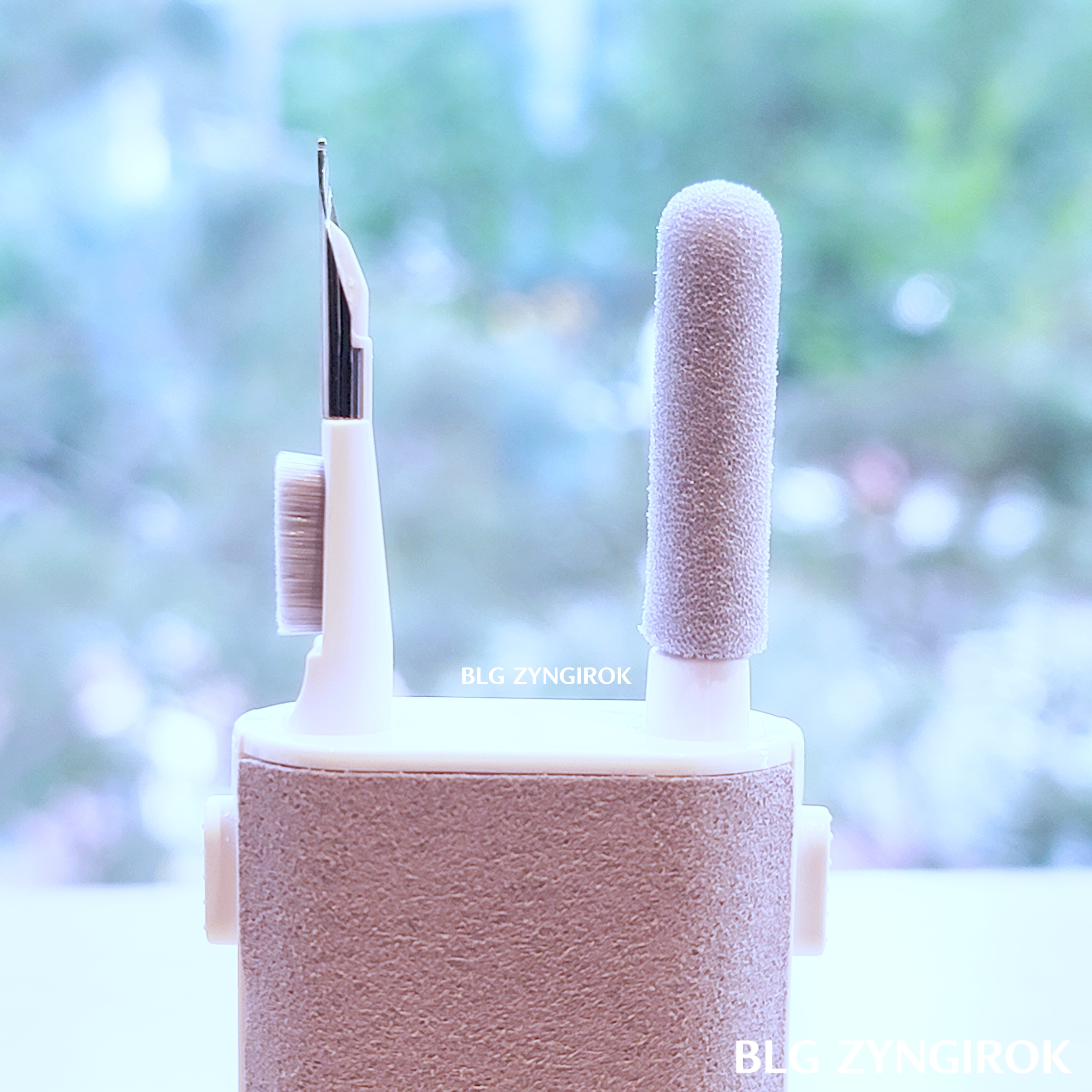 Multifunctional Cleaning Kit 도구가 나와있는 모습이다.