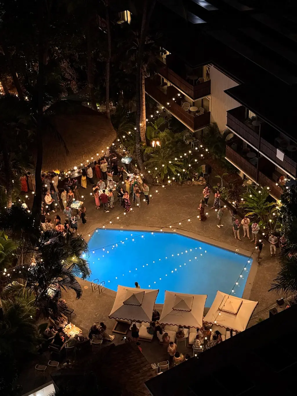 일리마호텔 창문에서 보는 수영장 뷰