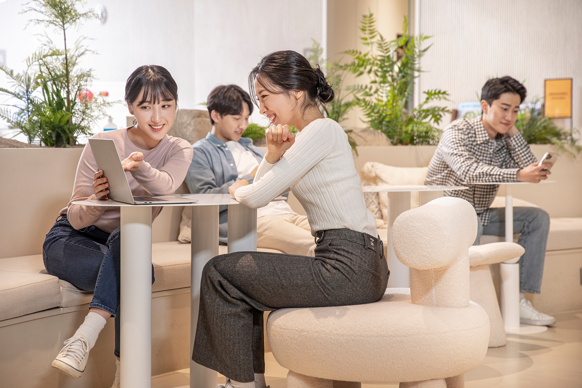 차상위계층 남녀가 휴식공간에서 회의