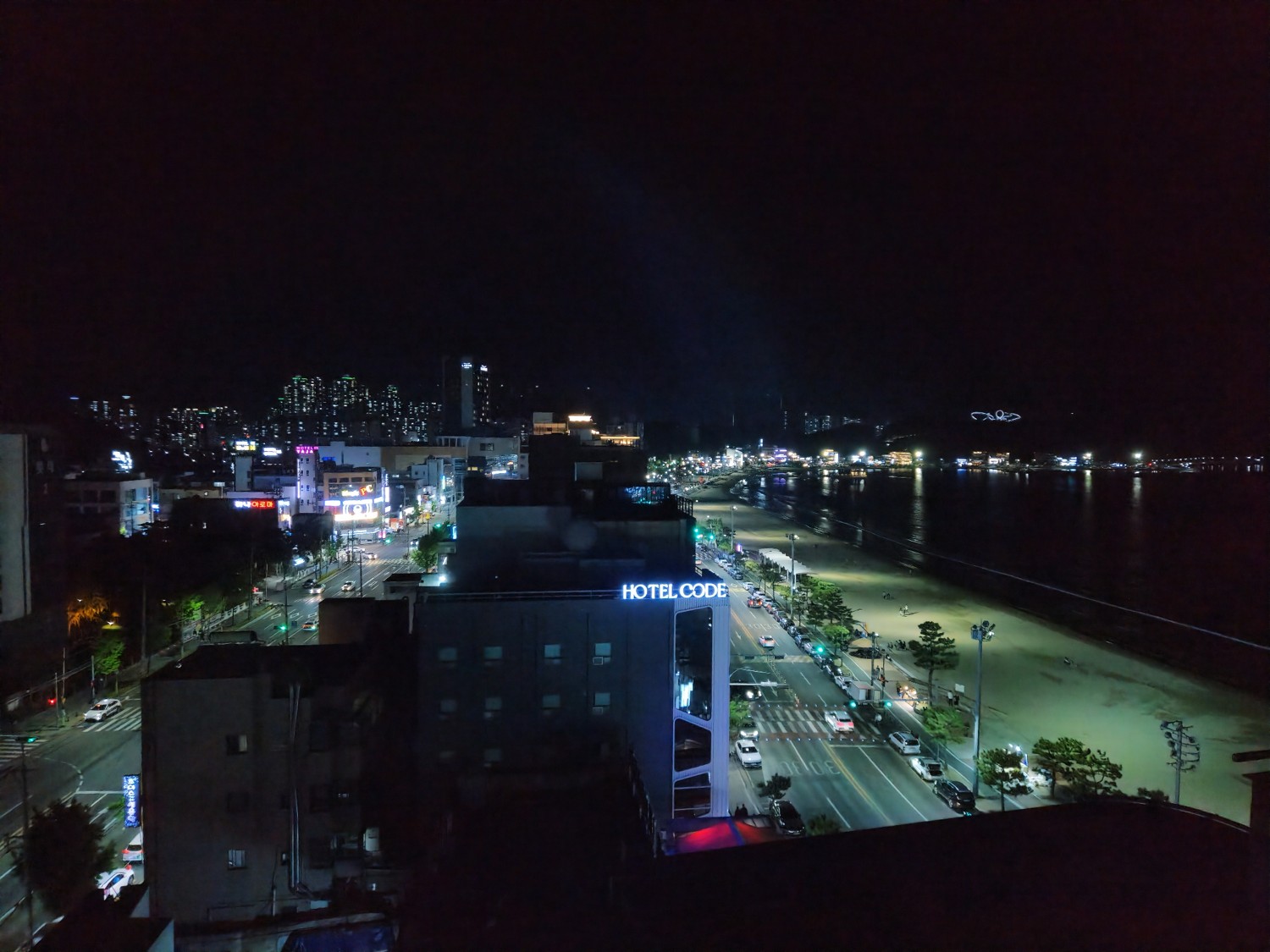 숙소에서 바라본 밤의 해변 모습
