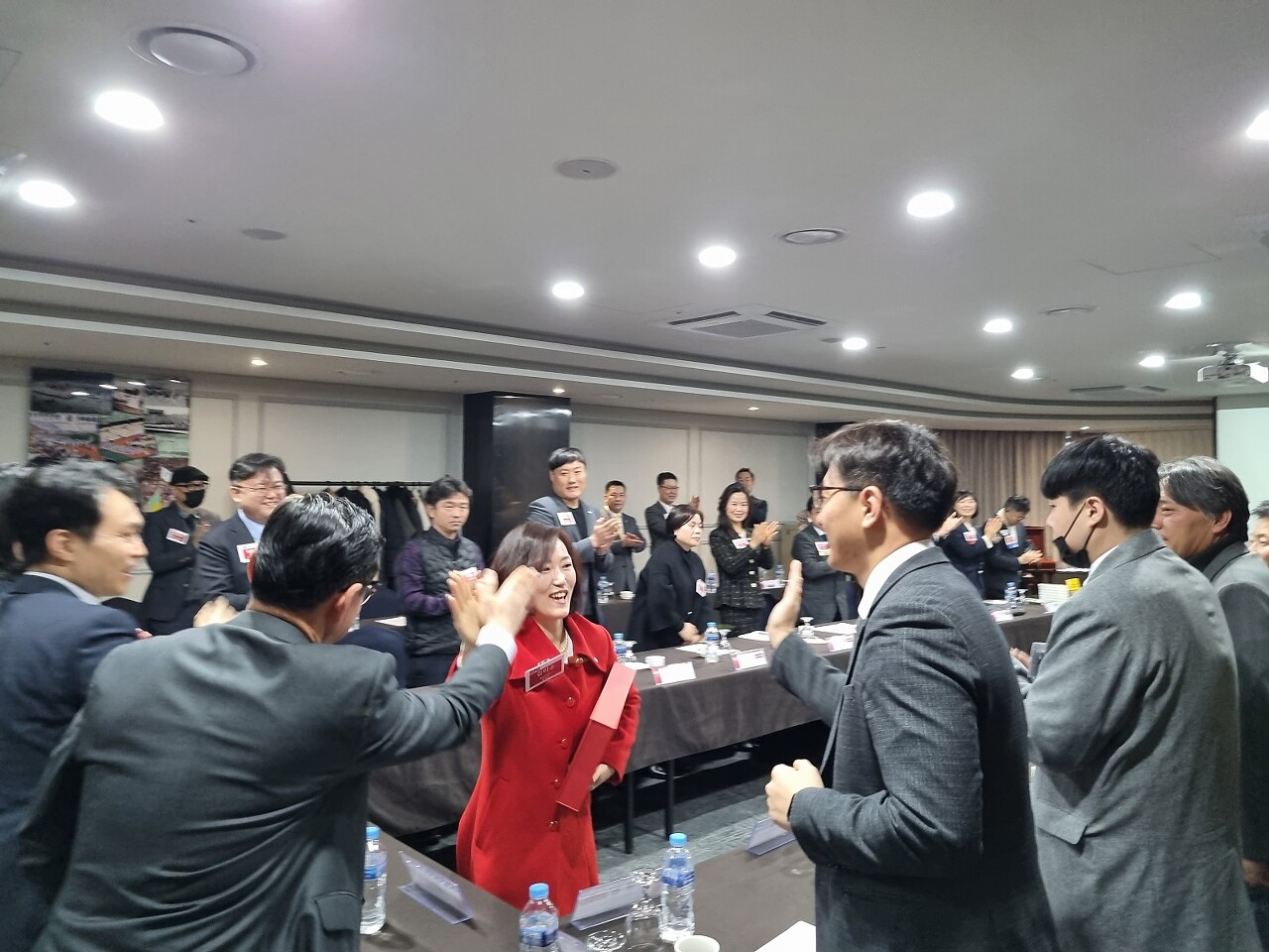 비엔아이 그랜드챕터 모든 멤버들이 신규멤버 환영을 위하여 회의테이블을 돌며 하이파이브로 화답하고 있습니다.
