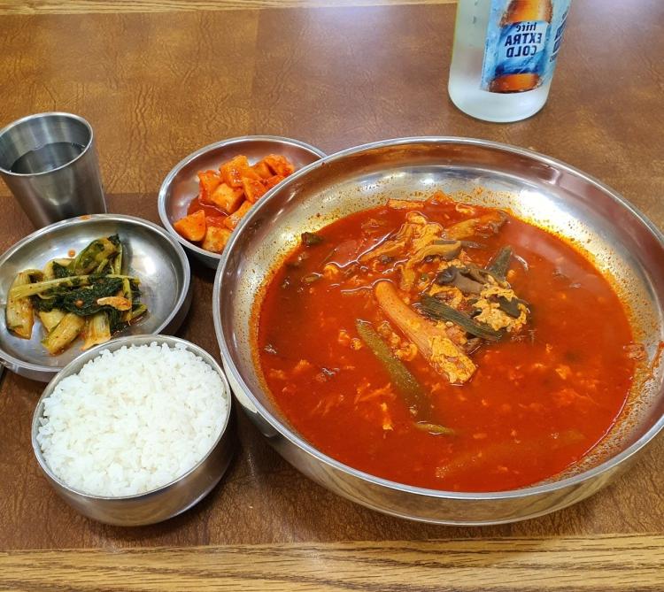 대박의 기술 매콤한 국물 흠뻑 머금은 국밥 대장 세숫대야 육개장, 육칼 육개장칼국수, 소머리국밥 천안 아산 맛집 추천