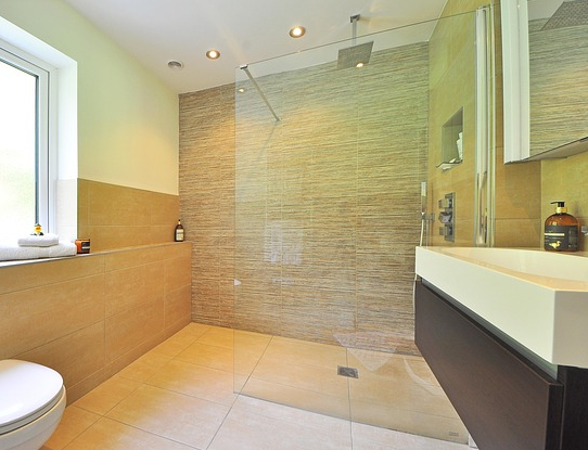 욕실 바닥 모서리가 위생 취약 지점이 되는 구조적 이유