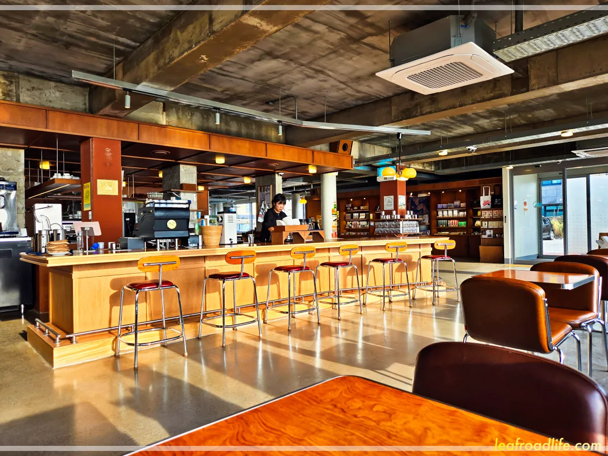 프릳츠-카페-제주-성산점-내부-인테리어-의자