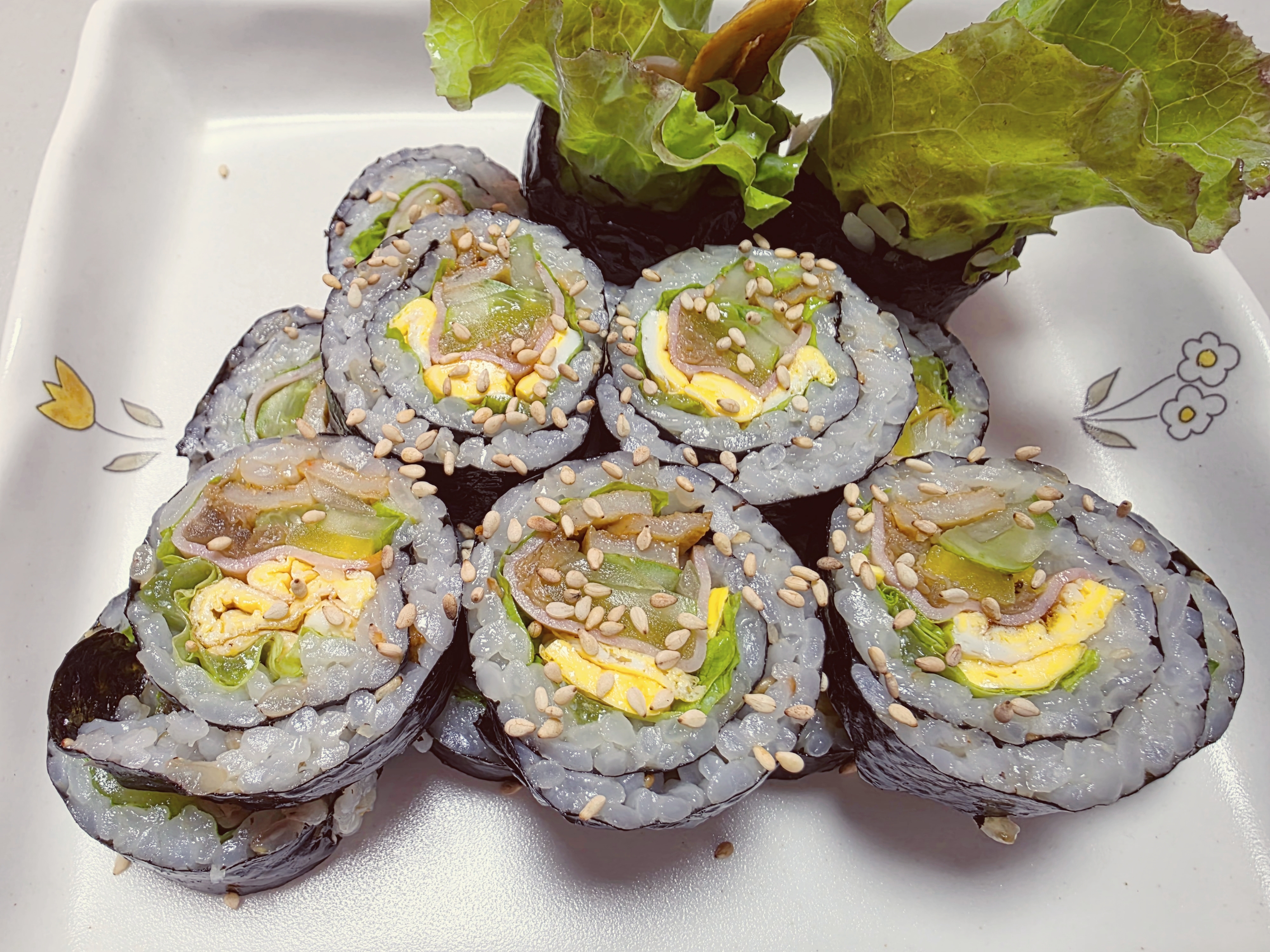 완성된 김밥의 모습입니다.