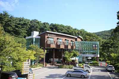 숲속체험관 외부