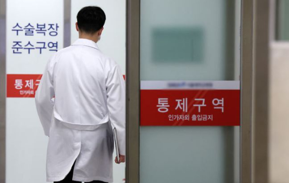 전공의들이 집단으로 사직서를 제출하며 의료 공백 우려가 제기되는 가운데 현직 외과 대학교수가 처음으로 사직 의사를 밝혔다. 본 기사와 무관한 이미지로 사진은 지난달 27일 오후 서울 시내 한 대형병원에서 의사가 수술부로 들어가는 모습. [사진=뉴시스]