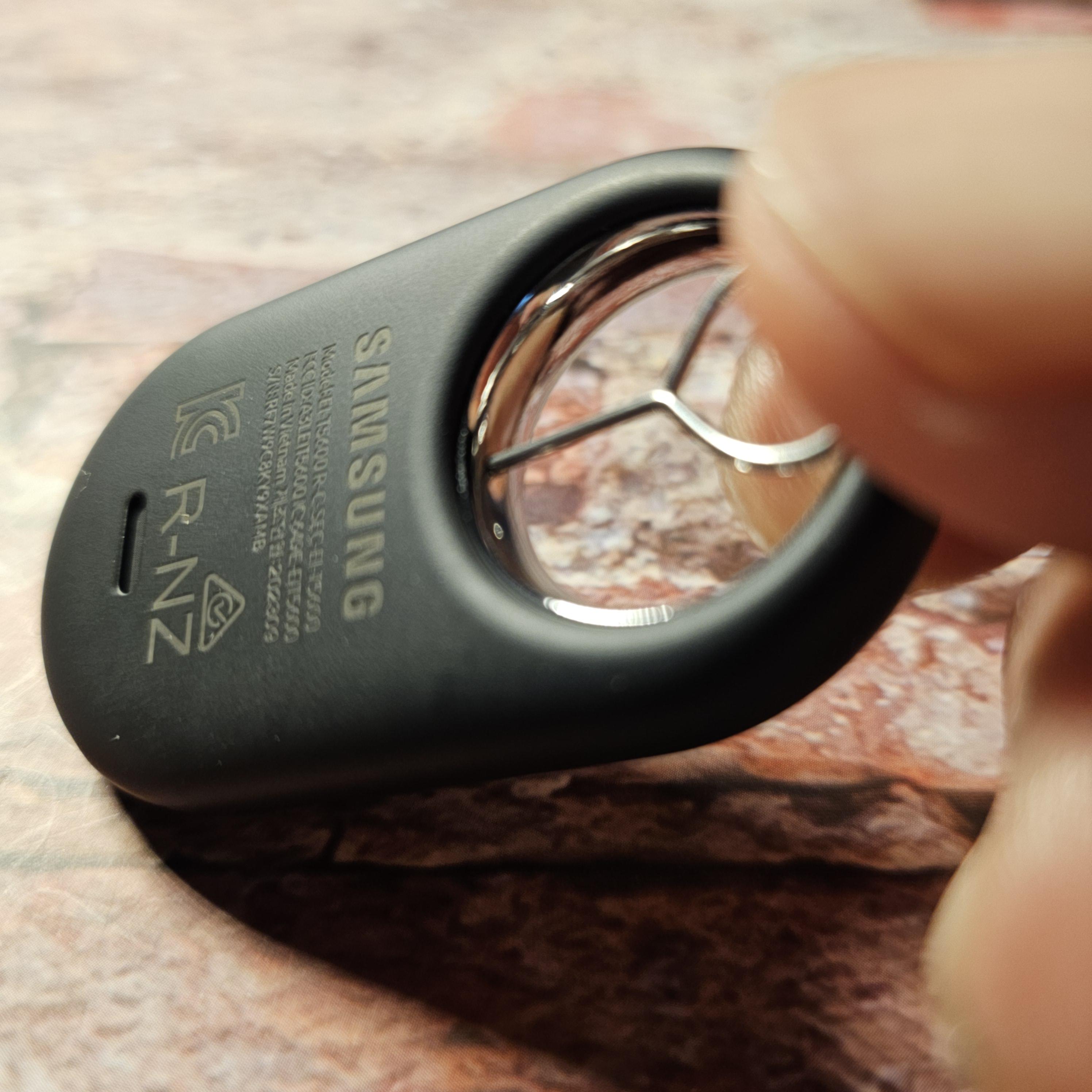 스마트태그2 배터리 분리 핀 넣는 사진