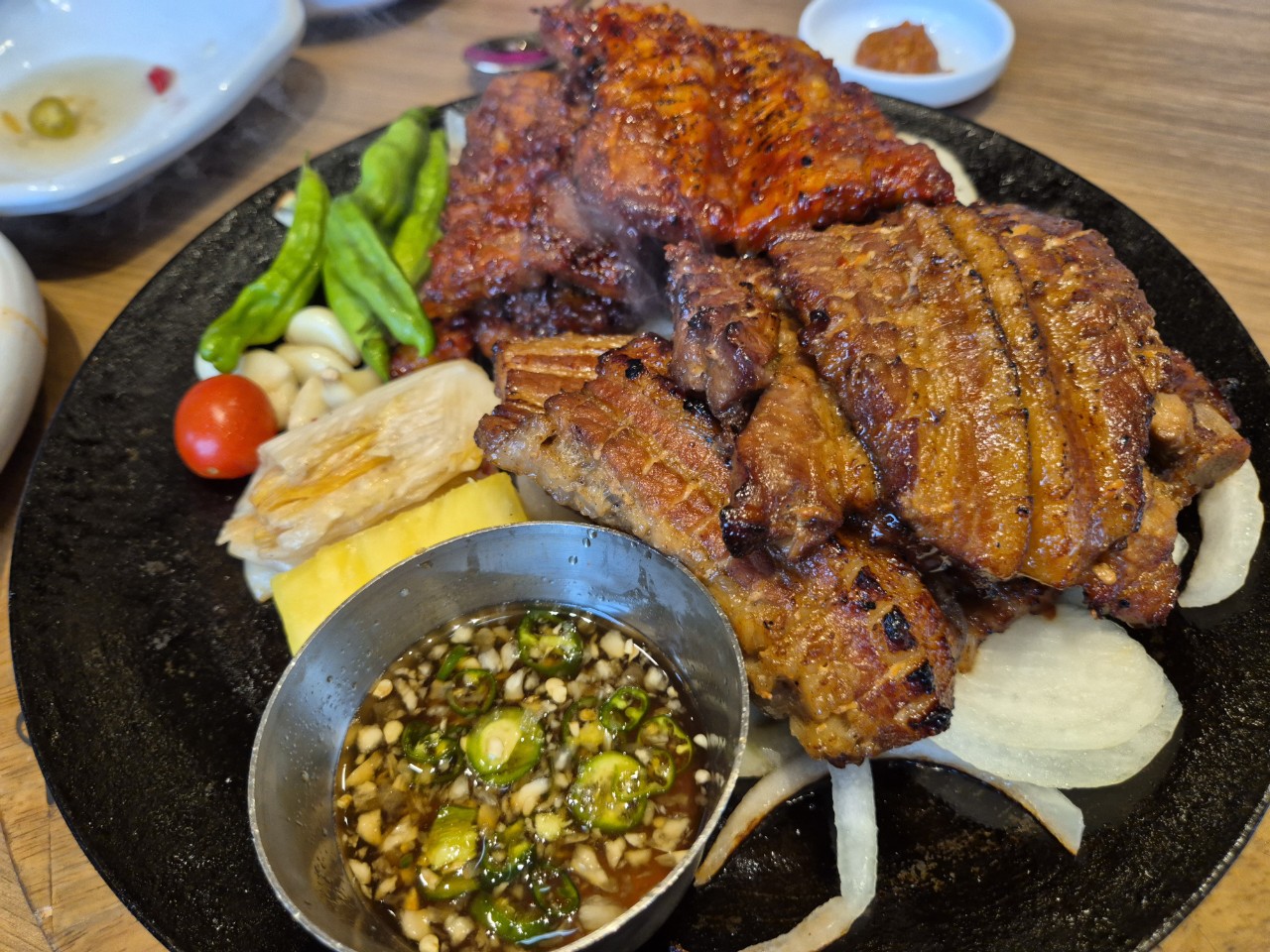 식당 3선의 점심특선 양념돼지갈비입니다.