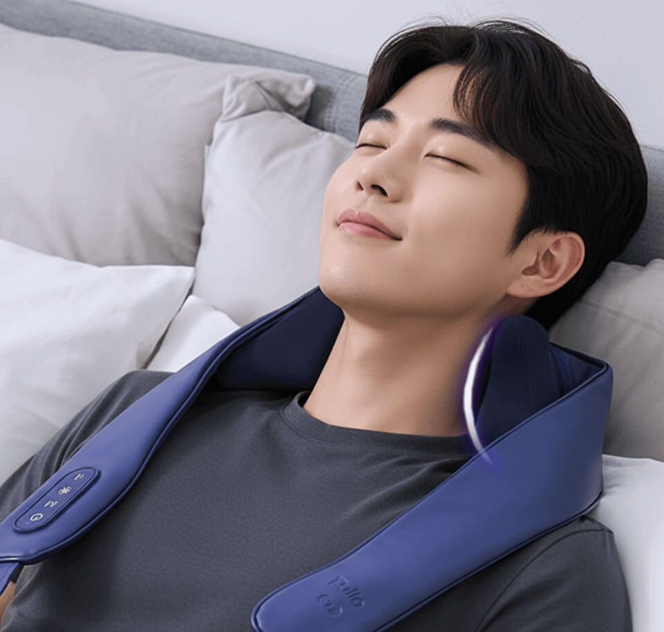 남자가 소파에서 폴리오 목어깨 마사지기를 받고 있다