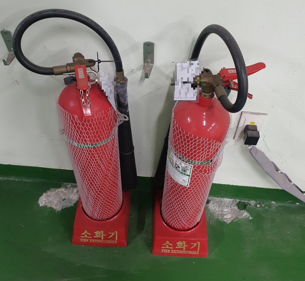 전기실에-비치된-이산화탄소-소화기