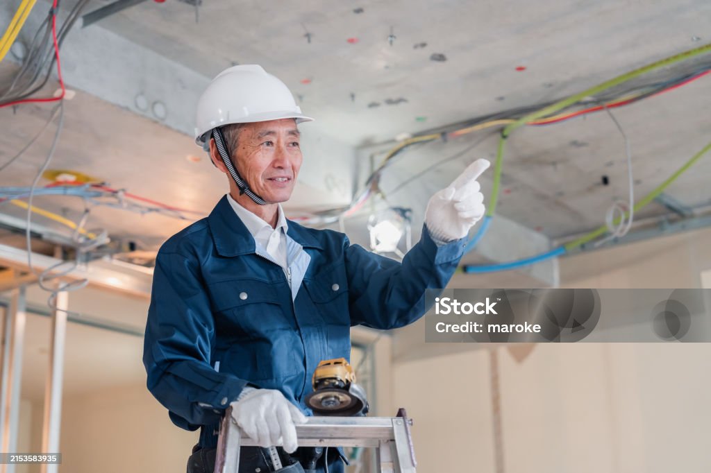 일하는 노인의 모습