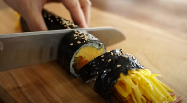 김밥을 썰고 있습니다