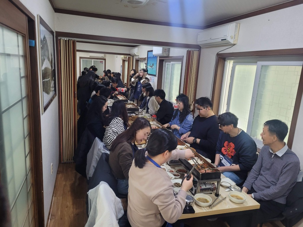 제주마음 매장 내부 길게 연결된 룸에서 단체식사를 하는 모습