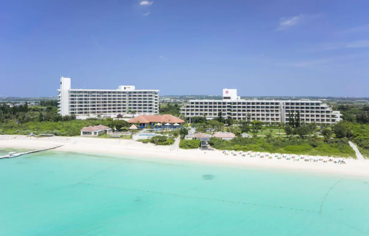 마에하마 비치와 연결된 도큐 호텔