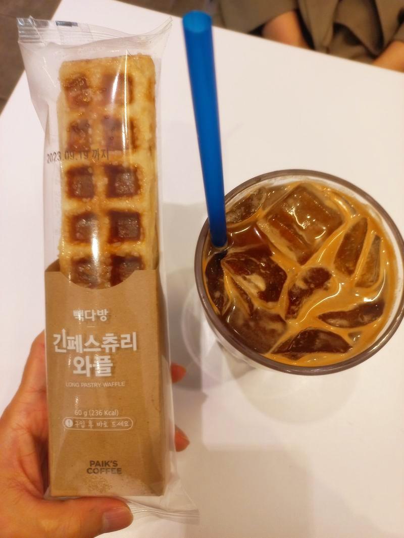 빽다방 아이스 아메리카노와 긴 페스츄리 와플