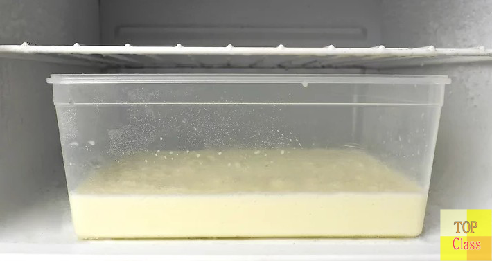 아이스크림 혼합물을 8시간 또는 하룻밤 동안 냉동실에서 얼린다