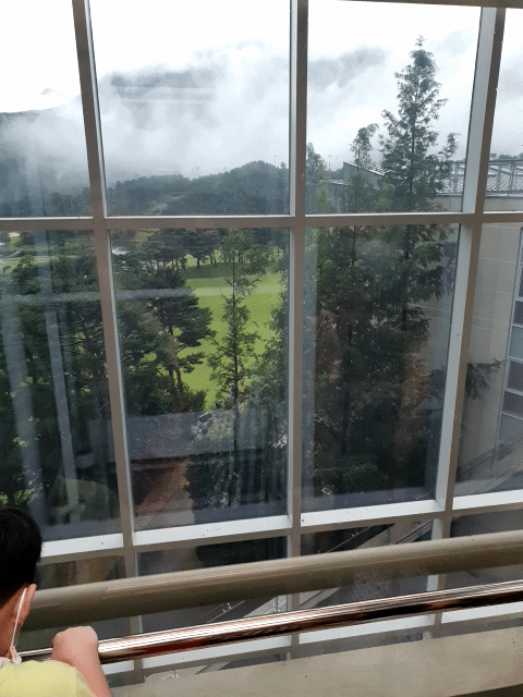 델피노에서 체크인후 엘리베이터를 타고 소노캄c로 이동중