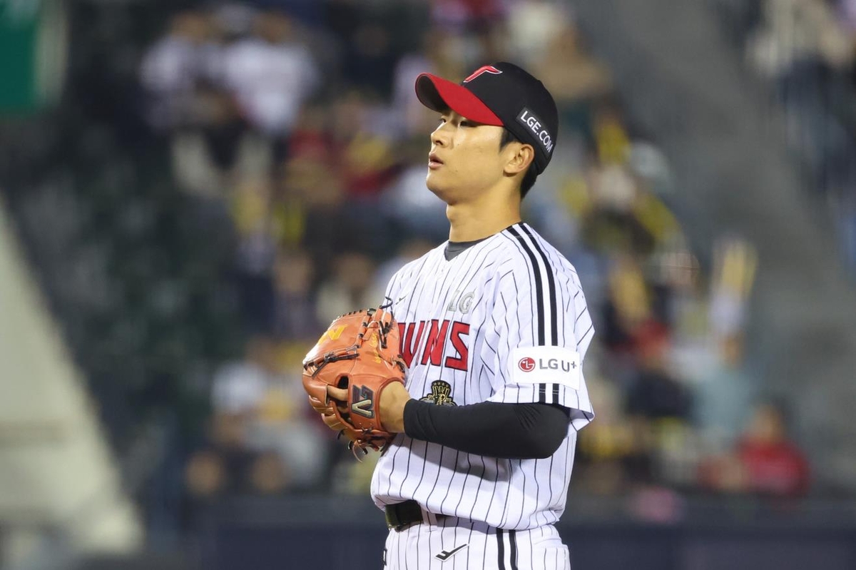 우강훈, LG 우강훈, 우강훈 야구선수, LG 트윈스, 염경엽, 우강훈 홀드, 우강훈 트레이드, 우강훈 롯데, 손호영 트레이드, 사이드암 강속구, 뱀직구, 우강훈 제구, LG 필승조, KBO 리그, 프로야구 순위, 유영찬, 김진성, 함덕주, 잠실야구장, LG 트윈스 우승 저력