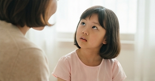 아이가 멀뚱한 표정으로 엄마를 바라보는 모습