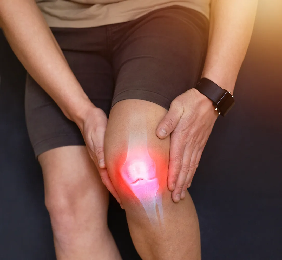 무릎 통증으로 고통받는 남자