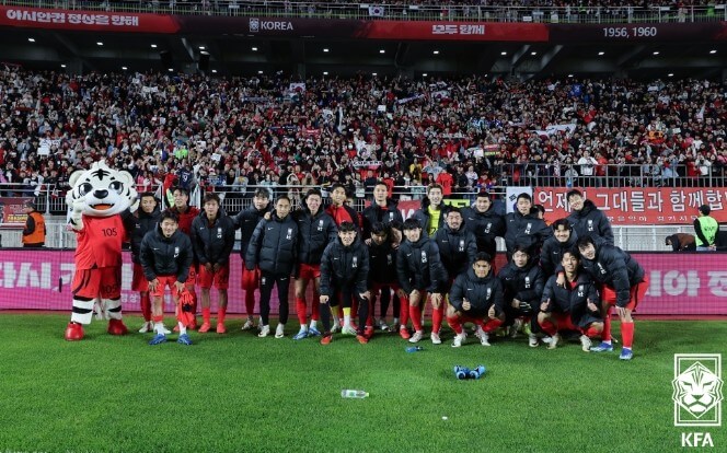 베트남-전을-끝낸-후-대한민국-축구-국가대표팀의-단체-사진