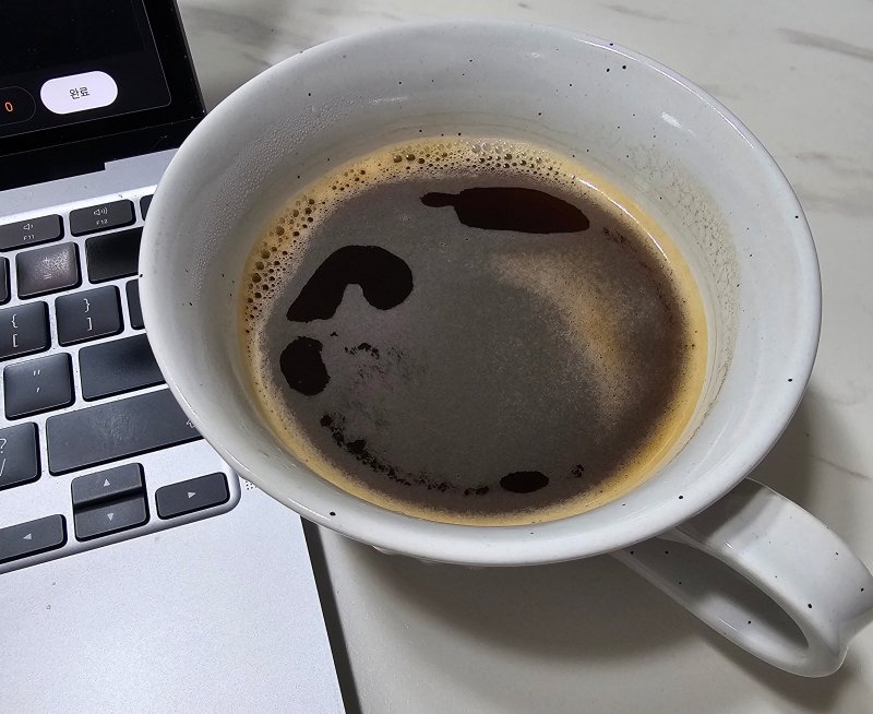 진하게 타있는 아메리카노 한잔
