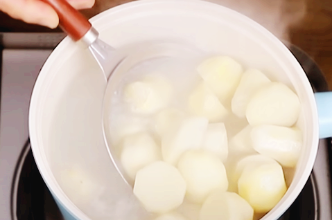 체에 받쳐 꺼내기