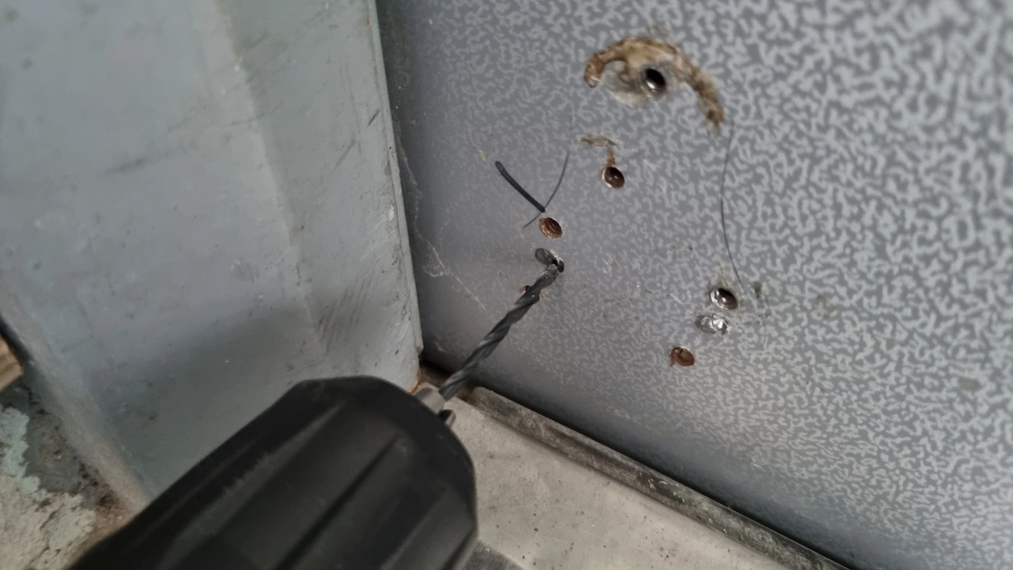 나사못 구멍 뚫는 모습