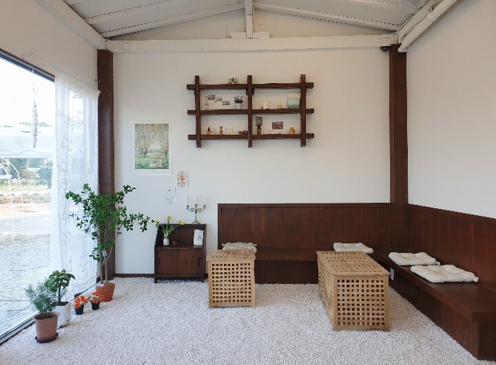 카페서온-흰조약돌이-깔린-바닥의-인테리어