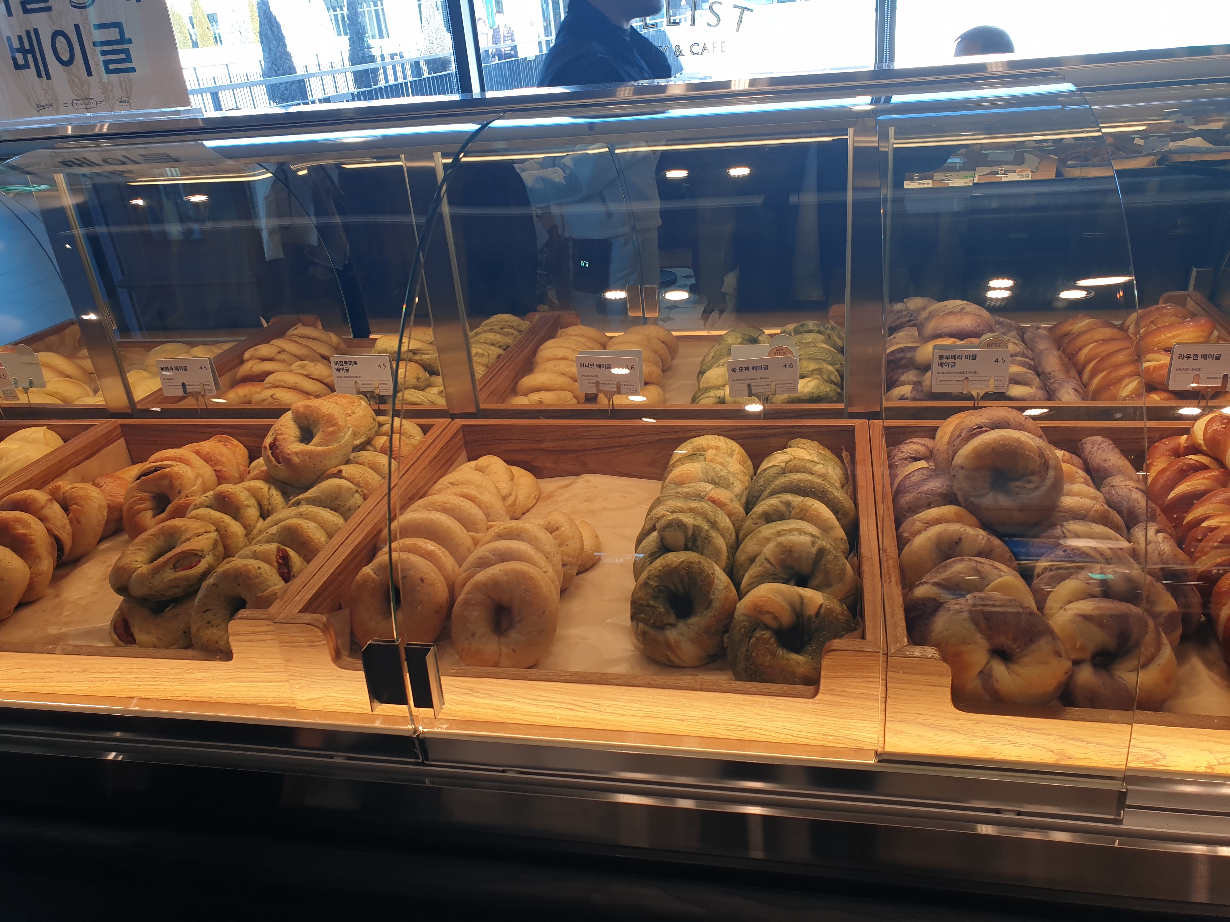 각종 베이글이 쇼케이스 안에 놓여 있다.