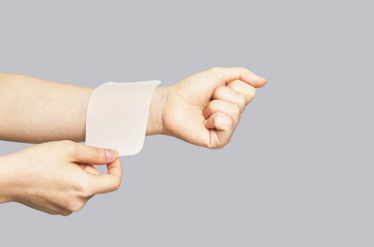 손목에 파스부착하는 사진